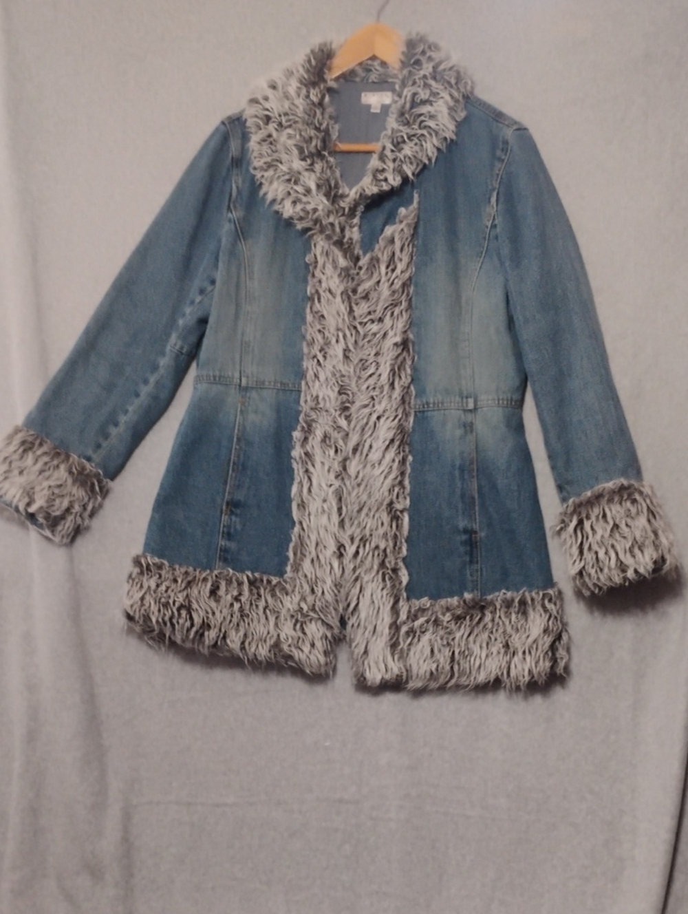 giacca Blue Denim Jacket with Gray Faux-Fur Trim